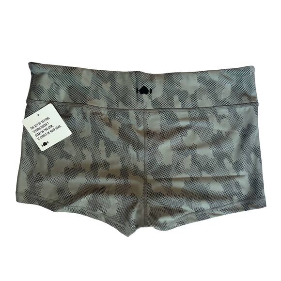 Wodbottom NWT Women’s Gray Reflective Camo Activewear shorts - size XXXL - Picture 2 of 8